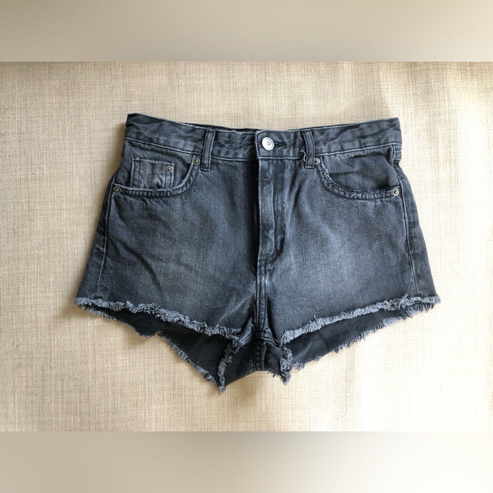 H&M Women Distressed High waisted Black Wash Jean shorts with fringes size 4